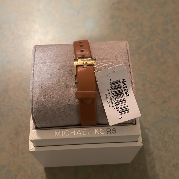 NWT Michael Kors Lock Face Leather Strap Watch - Picture 2 of 3